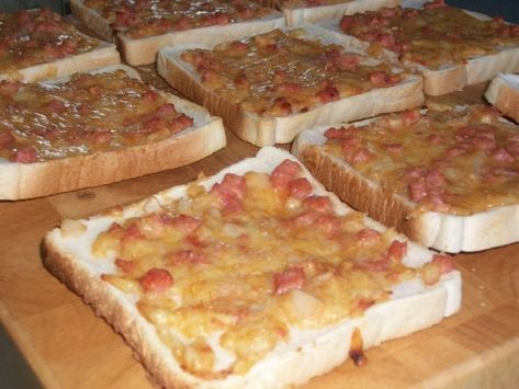 Savoury toast. Party Food Savoury, Food Savoury, Savoury Slice, Savory Bread Recipe, Prawn Dishes, Kids Recipe, Breakfast Quiche Recipes, Brunch Desserts, Food Party