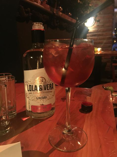 «La descarada», con Gin LOLA&VERA, reducción de frutos rojos, y unas gotas de limón y tónica Rose Wine, Gin, Alcoholic Drinks, Wine, Drinks, Glass