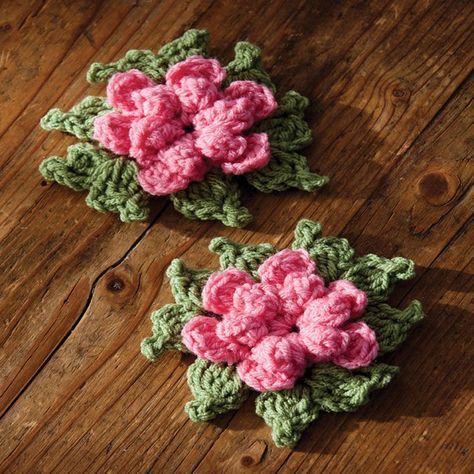 40 free flower crochet patterns that are the perfect embellishment for your next project. There's something for everyone in this collection! Diy Crochet Flowers, Crochet Puff Flower, Beau Crochet, Crochet Flowers Easy, Crochet Flowers Free Pattern, Easy Crochet Patterns Free, Forever Flowers, All Free Crochet, Crochet Flower Tutorial