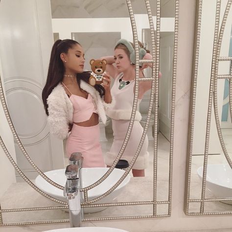 Queens Aesthetic, Ariana Grande 2014, Justin Bieber Tour, Billie Lourd, Ariana Grande Outfits, Pop Queen, Queen Aesthetic, Ariana Grande Photos, Ariana Grande Pictures