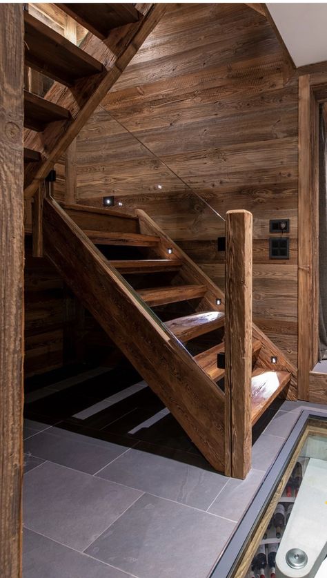 Rustic Staircase, Chalet Interior, Chalet Design, Barndominium Ideas Floor Plans, Home Stairs Design, Cabin Interiors, Diy Stairs, Wooden Stairs, Wood Stairs