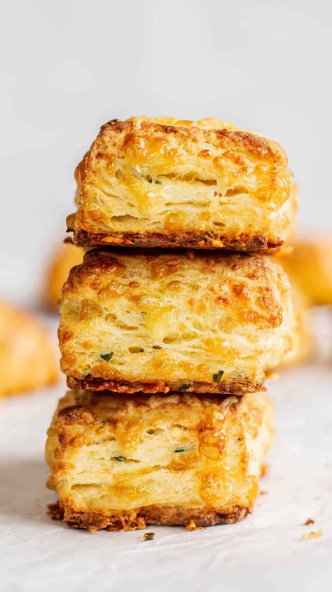 Easy Cheese Buns, Cheese Scones Recipe, Easy Scones, Haloumi Recipes, Rolls Baking, Cheese Scone Recipes, British Breakfast, Scones Recipe Easy, Cheese Scones