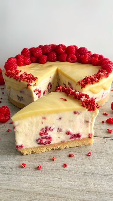 Baked White Chocolate Cheesecake, Chocolate Cream Cake, Fruit Cheesecake, White Chocolate Raspberry Cheesecake, Strawberry Cheesecake Recipe, Chocolate And Raspberry, Chocolate Raspberry Cheesecake, Shortbread Biscuits, White Chocolate Cheesecake