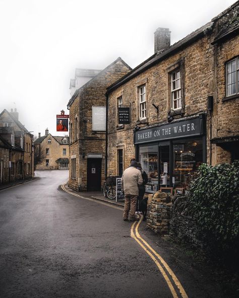 Adam Jason on Instagram: “CHRISTMAS EVE 🎄 Last minute shopping at Bourton-on-the-water, fetching that fresh loaf of bread from the village bakers ready for…” London Tumblr, Instagram Bakery, Bourton On The Water, Artisan Bakery, Loaf Of Bread, Instagram Christmas, The Cotswolds, Loaf Bread, London City