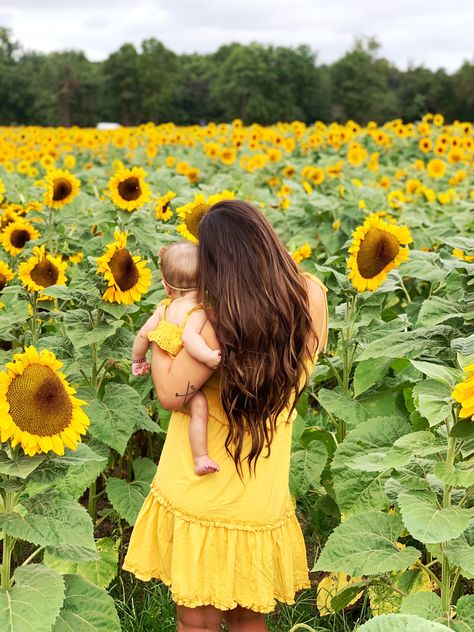 Newborn Sunflower Field Pictures, Mom And Daughter Sunflower Pictures, Mother Daughter Sunflower Photoshoot, Sunflower Field Photoshoot Mommy And Me, Sunflower Family Photo Shoot, Sunflower Photoshoot Mommy And Me, Sunflower Newborn Pictures, Sunflower Mommy And Me Photos, Sunflower Photoshoot Maternity