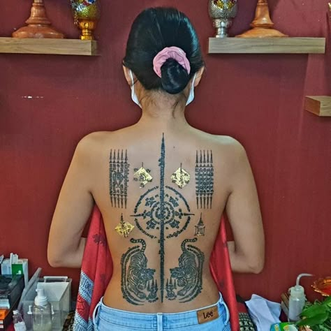 Thailand Back Tattoo, Paed Tidt Sak Yant Tattoo, Thai Script Tattoo, Buddhist Back Tattoo, Hindu Back Tattoo, Cambodian Tattoo For Women, Sank Yant Tattoo, Sak Yant Back Tattoo, Sak Yant Tattoo Women