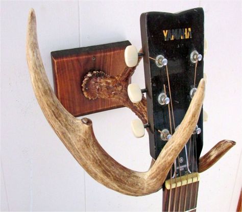 DIY guitar wall mount made from deer antler, WAY neat!!! Antler Shed Ideas, Guitar Display Wall, Diy Guitar Stand, Mounted Guitar, Deer Antler Ideas, Guitar Hangers, Timber Projects, Antler Projects, Guitar Wall Mount