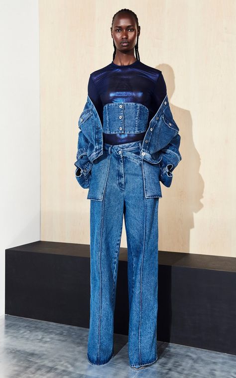 Runway Walk, Curve Hugging Dress, Blue Jean Outfits, Resort 2023, Denim Outfits, Denim Projects, Denim Ideas, Denim Wear, Cooler Look