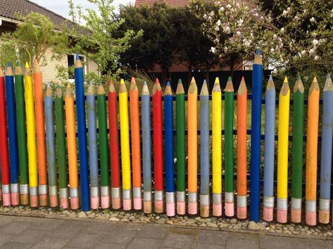 Creative fence...created using wooden posts, and paint cans around bottom for metal part of pencils. Fence Post Painting Ideas, Pencil Fence, Creative Fence, Childrens Garden, Green Fence, Wooden Posts, Children's Garden, Community Garden, Fence Decor