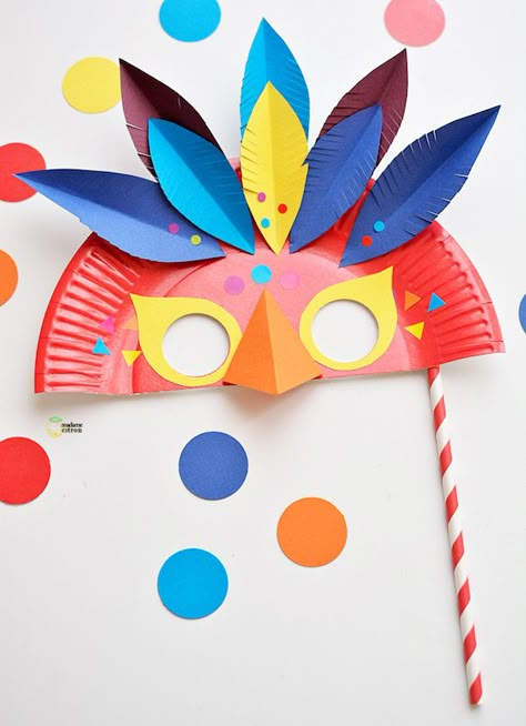 Chouette, on se déguise en oiseau avec cette jolie création signée Madame Citron : un masque du Carnaval à fabriquer en carton. Theme Carnaval, Carnival Crafts, Masks Crafts, Paper Mask, Paper Plate Crafts, Plate Crafts, Carnival Masks, Diy Mask, Childrens Crafts