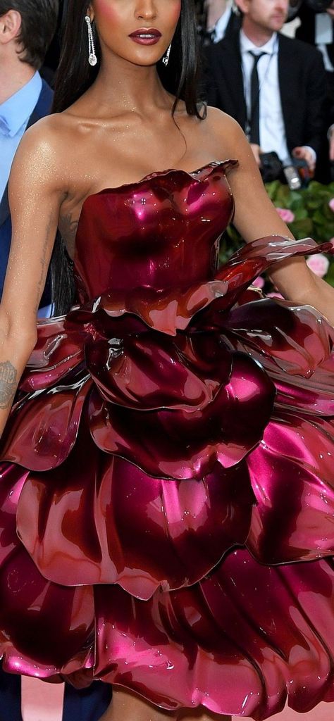 Mugler Flower Dress, Extravagant Flower Dress, Flower Gown Couture, Flower Shaped Dress, Flower Couture Dress, Rose Dress Design, Rose Inspired Dress, Emphasis Dress, Flower Inspired Fashion