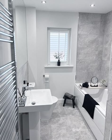 Small Grey Bathrooms, Grey And White Bathroom, Bathroom Design Small Modern, Toilet Room Decor, Gray Bathroom Decor, Bloxburg Modern, Bathroom Decor Luxury, Bathroom Redesign, Kitchen Design Modern White