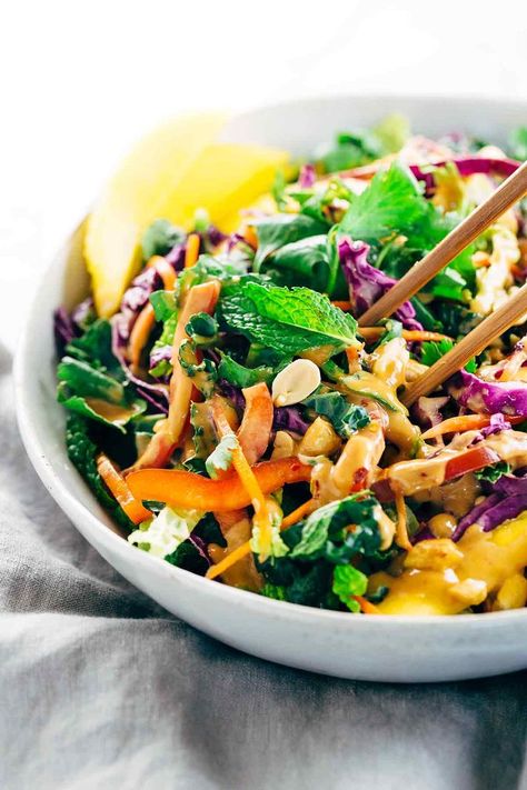 Crunchy Thai Salad Recipe with Creamy Peanut Dressing - Each bite is packs a powerhouse of fresh superfoods all in one irresistible bowl | jessicagavin.com Asian Slaw Salad, كريم بروليه, Korean Food Recipes, Salad With Peanut Dressing, Thai Salad Recipes, Vegan Coleslaw, Thai Salad, Thai Salads, Resep Salad