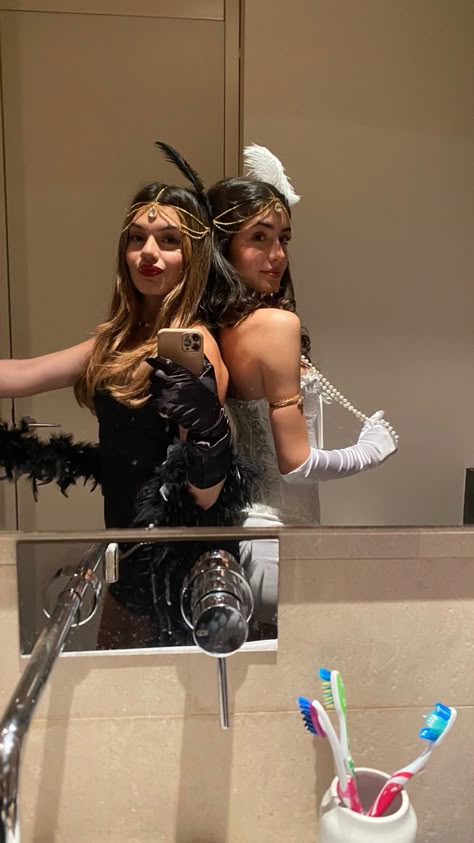 #matchingcostume #halloween #costume #flapper #1920 Flappers Costume Halloween, 1910s Halloween Costume, Original Costume Ideas Women, Roaring 20s Halloween Costume, Flappers Costumes, Collage Halloween Costumes, Flapper Halloween Costumes, 1920 Halloween Costumes, Diy Flapper Costume