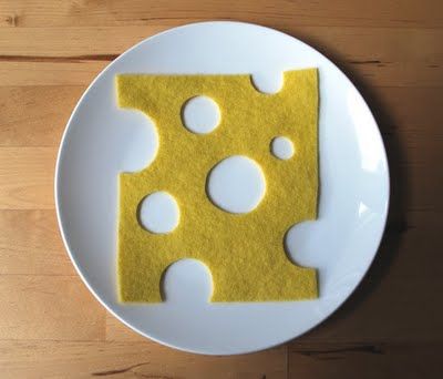 DIY Felt Play Food!  Cheese (and other sandwhich stuff) - Will be cool in a few years Diy Felt Play Food, Felt Cheese, Hungry Caterpillar Food, Diy Sandwich, Nice Salad, Kids Play Food, Felt Food Diy, Felt Food Patterns, Play Kitchens