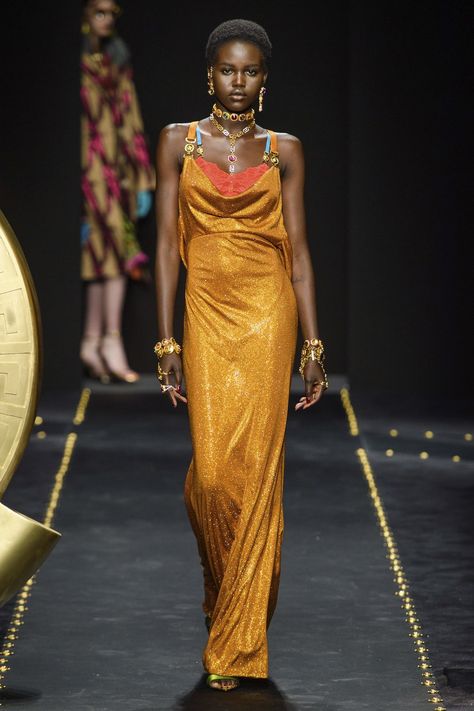 Adut Akech, Fall Winter Fashion Trends, Versace Fashion, Fashion Trends Winter, Milano Fashion Week, Milan Fashion Weeks, Spring Vibes, Winter Mode, Runway Models