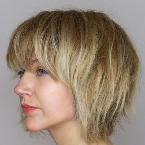 A few shots from last week's #editafterhours! Loving how the balayage shows off all the amazing texture in this razor cut! Cu Razor Bob With Bangs, Razor Edge Bob, Razor Shag, Razor Straight Bob, Razor Bob, Harry’s Razor, Box Bob, Shortish Hair, Asymmetrical Bob Haircuts