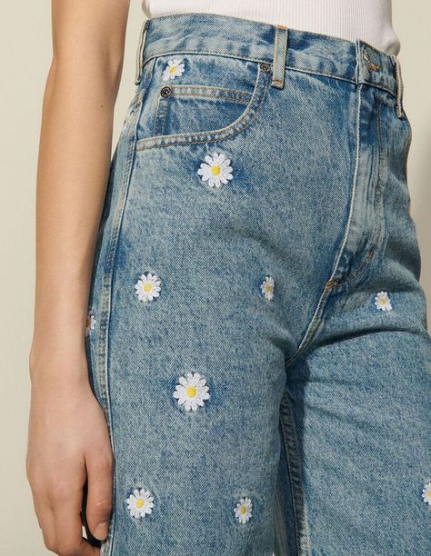 Easy Hand Embroidery, Jean Diy, Embroidery Jeans Diy, Jeans With Embroidery, Flower Jeans, Clothes Embroidery Diy, Pattern Outfits, Diy Embroidery Designs, Diy Vetement