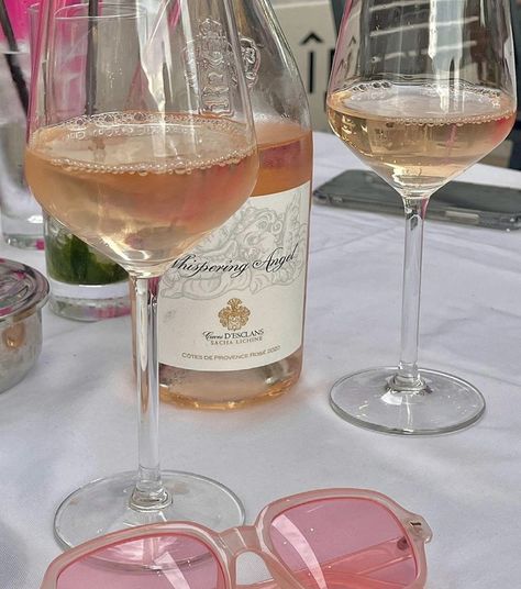 Rose Wine Glass, Rose Drink, Strawberry Wine, Alcohol Aesthetic, Rosé Aesthetic, Pink Wine, Champagne Toast, Barbie Birthday, Beauty Standards