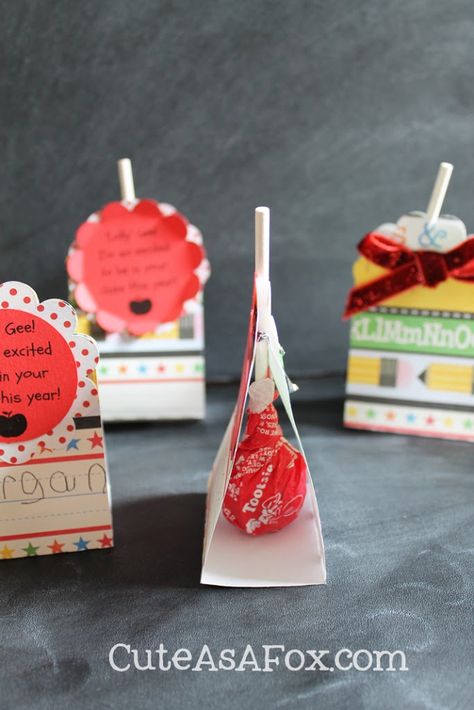 Back to School Lollipop Treat for teacher Rainbow Lollipops, Diy Treats, Back To School Crafts, Welcome Back To School, Rainbow Kids, Crafts Ideas, Sunday School, Lollipop, So Excited