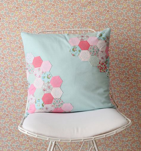 Hexagon Ideas, Hexagon Patchwork, Hexie Quilt, Cover Inspiration, Patchwork Cushion, Pretty Pillow, Patchwork Pillow, Hexagon Quilt, Quilted Pillow