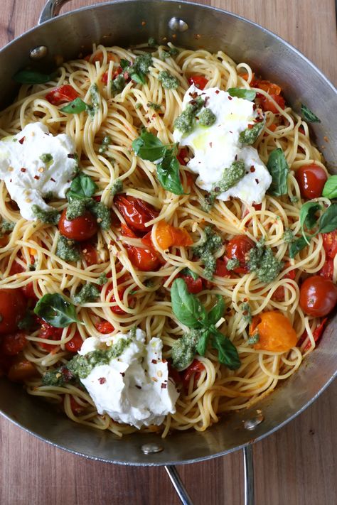 Spaghetti with Ricotta and Tomatoes! Creamy, flavorful and so delicious! Grab an assortment of cherry tomatoes and try this recipe now! Spaghetti With Ricotta, Recipe With Ricotta, Panini Recipes Chicken, Summer Pasta Recipes, Baked Spaghetti Recipe, Pasta With Meat Sauce, Cherry Tomato Pasta, Tomato Tart, Spaghetti Recipe