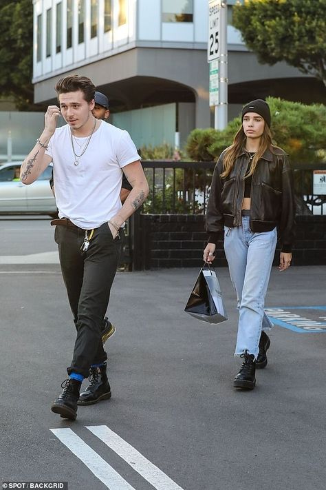 Street Wear Leather Jacket, Brooklyn Beckham Hair, Men’s Rocker Style, Kaia Gerber And Austin Butler Street Style, Hana Cross, Keanu Reeves Leather Jacket, Edgy Street Style, His New Girlfriend, Minimal Stil