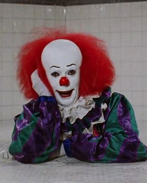 ｘ on Instagram: “Any day now...👀👀👀hehe . . . #itmovie #stephenking #stephenkingsit #pennywise #pennywisetheclown #billskarsgard #timcurry #horror…” Pennywise 1990 Tim Curry, It 1990 Aesthetic, Tim Curry Pennywise, Pennywise 1990, Horror Villians, Clown Paintings, Pennywise The Clown, Tim Curry, Pennywise The Dancing Clown