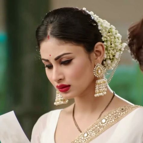 Mouni Roy Naagin, Mouni Roy Dresses, Moni Roy, Indian Hair Color, Latest Bridal Lehenga Designs, Bollywood Aesthetic, Fashionable Saree, Mouni Roy, Bride Photoshoot