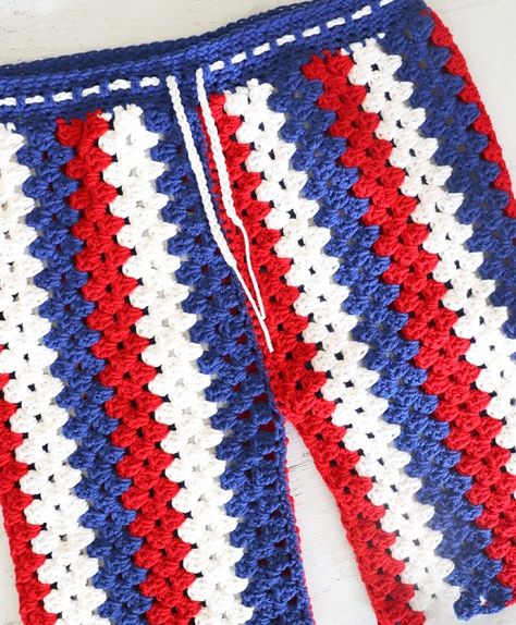 33 DIY Crochet Shorts Patterns - Crocht Crochet Shorts For Men, Diy Crochet Shorts, Crochet Mens Shorts, Mens Shorts Pattern, Crochet Mens, Crochet Pants Pattern, Shorts Pattern Free, Crochet Shorts Pattern, Granny Stripe