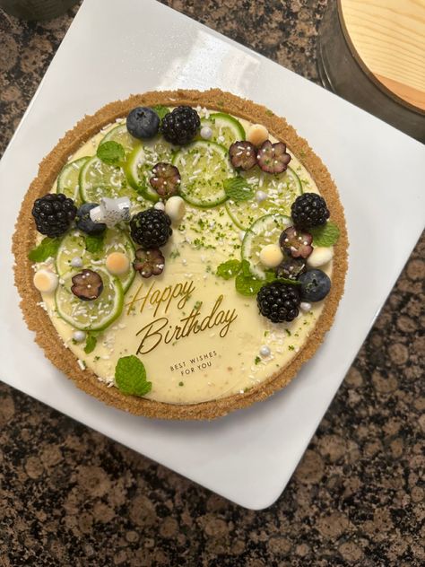 Decorated Key Lime Pie, Lime Birthday Cake, Key Lime Pie Decoration, Key Like Pie, Pie Competition, Cheesecake Birthday, Bf Bday, Cheesecake Decoration, Bd Cake