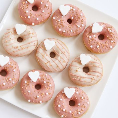 Donat Glaze, Donut Pictures, Donut Decorating Ideas, Fancy Donuts, Donuts Gourmet, Donut Decorations, Dessert Aux Fruits, Cute Donuts, Pink Donuts