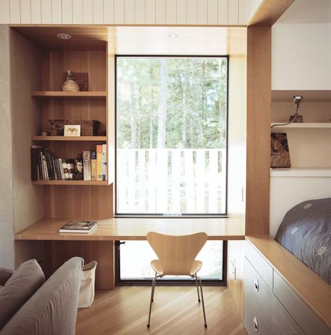 A one-room retreat outside Providence, Rhode Island, takes up no more space than a standard two-car garage. Series 7 Chair, England Cottage, Window Desk, New England Cottage, Writing Desk Modern, Chair Desk, Study Nook, Modern Office Design, Arne Jacobsen