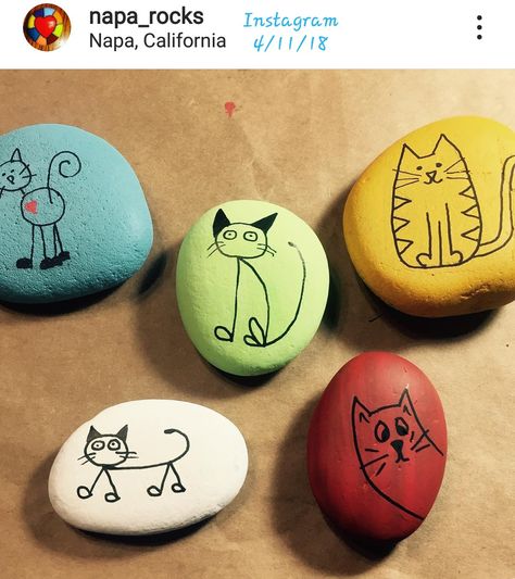 Cat Rock Painting Ideas, Cat Painted Rocks, Christmas Pebble Art, Diy Rock Art, Stone Art Painting, Painted Rocks Craft, Painted Rocks Diy, Rock Painting Ideas Easy, Rock Painting Patterns