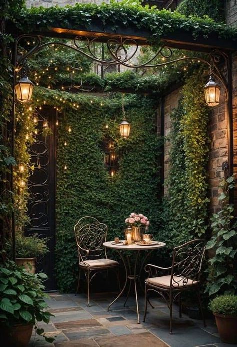 Backyard Pergola Ideas Patio Design, Patio Hanging Plants, Patio Styling Ideas, Backyard Corner Ideas, Courtyard Design Ideas, Courtyard Dining, Country Patio, Cottage Backyard, Courtyard Ideas