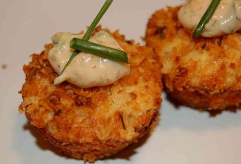 Appetizers for a party - The best wedding passed appetizers - Thrillist Wedding Passed Appetizers, Spicy Crab Cakes, Crab Cake Sauce, Apple Zucchini, Passed Appetizers, Mini Crab Cakes, Recipe With Cream Cheese, Crumb Recipe, Crab Dishes