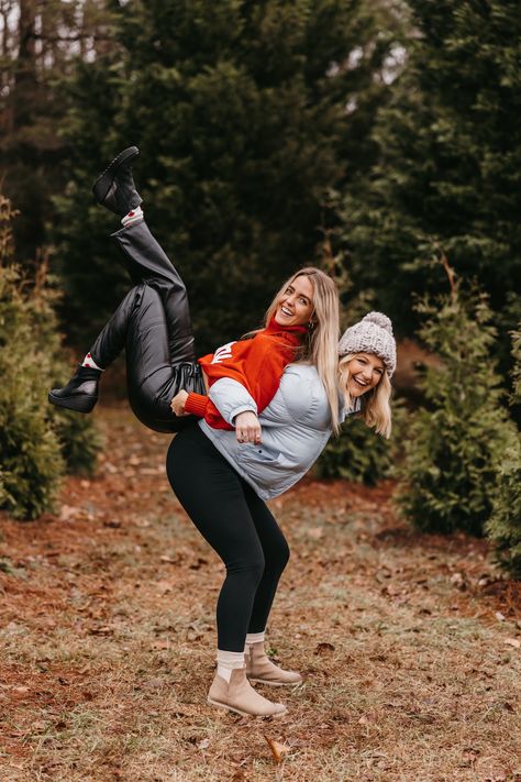 Christmas Photoshoot Ideas Sisters, Christmas Tree Farm Senior Pictures, Friend Group Christmas Photoshoot, Bsf Christmas Pictures, Christmas Poses For Friends, Christmas Photoshoot Teenagers, Outdoor Christmas Card Photo Ideas, Winter Friend Photoshoot, Christmas Senior Pictures