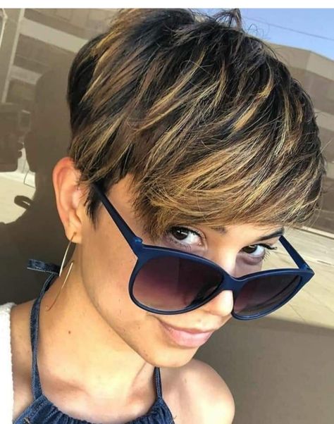 Short Brown Pixie Hair With Highlights, Highlights On Pixie Haircut, Brown Hair Pixie Haircut, Short Brown Hair With Highlights Pixie, Brown Pixie With Highlights, Highlighted Pixie Haircut, Pixie Haircut With Highlights, Pixie With Glasses, Brunette Pixie With Highlights