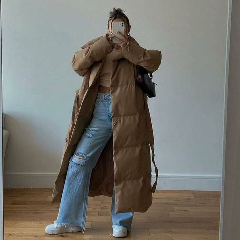 Long Duvet Coat Outfit, Brown Long Puffer Jacket Outfit, Long Padded Coat Outfit, Long Puffy Coat Outfit, Brown Long Jacket Outfit, Padded Coat Outfit, Puffy Coat Outfit, Puffer Coat Street Style, Brown Puffer Jacket Outfit