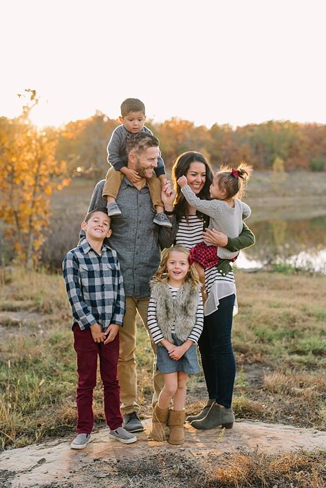 family photo session Family Photo Fall Outfit Ideas, Casual Family Pictures Outfits Fall, Fall Family Photo Outfits Outdoor, Fall Family Outfits, Family Photo Outfits Winter, Family Portrait Outfits, Family Photo Colors, Big Family Photos, Fam Pics