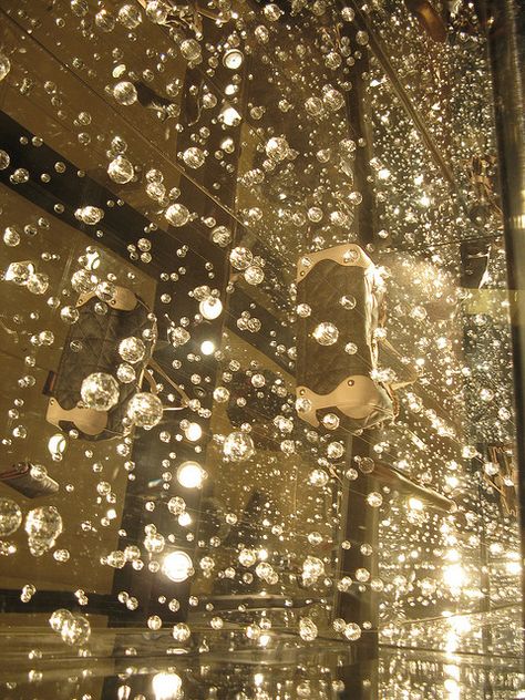 Louis Vuitton Window Display in Macy's - mirrored floor, lights and small faceted baubles catch and throw the light, making it look like champagne bubbles Wow Photo, Champagne Bubbles, All That Glitters Is Gold, All That Glitters, Mellow Yellow, Rain Drops, Window Display, Visual Merchandising, 인테리어 디자인