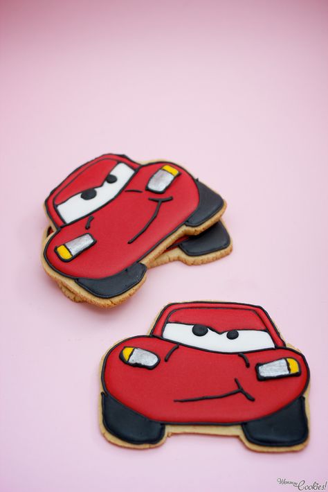 It's CAR's «Lightning McQueen» cookie, driving fast to your rewards nerve center!! They are as funny as tasty!!  Son las galletas de «Rayo McQueen» de CARS, dirigiéndose a toda velocidad hacia tus centros de placer!! Tan divertidas como sabrosas. Boys 18th Birthday Cake, Lightning Mcqueen Cake, Driving Fast, Mcqueen Cake, Mcqueen Cars, Car Cookies, Disney Cars Party, Disney Cookies, Disney Cars Birthday