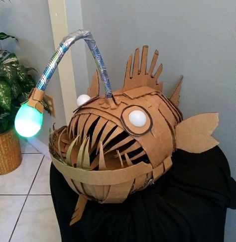 Sculpture Art Cardboard, Diy Cardboard Sea Creatures, Cardboard Fish Sculpture, Cardboard Marine Animals, Paper Mache Animals For Kids, Cardboard Sea Animals, Paper Mache Jellyfish, Cardboard Jellyfish, Paper Mache Sea Creatures