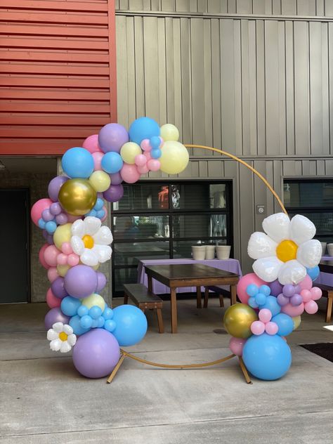 Round arch themed balloon garland. Daisy themed balloon garland. Spring colored balloon garland Daisy Balloon Backdrop, Spring Birthday Decorations, Spring Balloon Arch, Spring Balloon Garland, Daisy Balloon Arch, Daisy Party Decorations, Round Balloon Arch, Themed Balloon Garland, Daisy Balloons