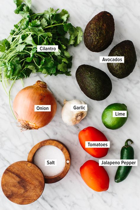 The BEST guacamole recipe is simple to make and uses fresh, high quality ingredients. It's easy, authentic and delicious! Guacamole Recept, Guacamole Ingredients, Best Guacamole, Guacamole Recipe Easy, Salsa Guacamole, Stuffed Tomatoes, Best Guacamole Recipe, Taco Time, How To Make Guacamole