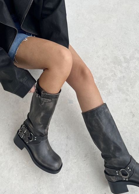 Buckle Boots Outfit, Moto Boots Outfit, Biker Boots Outfit, Fall Fashion Staples, Festival Boots, Autumn Trends, Summer Boots, Grey Boots, Shoe Inspo