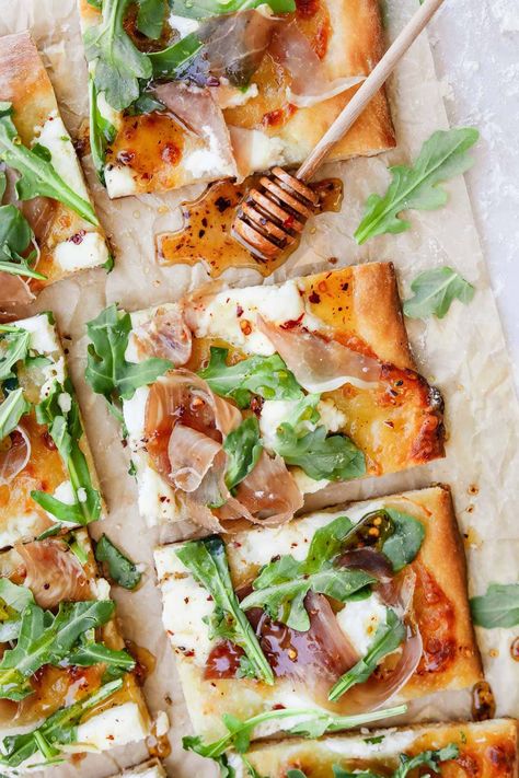 Prosciutto Ricotta Pizza is a sweet and salty white homemade pizza packed with flavor! It takes 25 minutes to make and features a golden crust topped with mozzarella, ricotta, prosciutto, arugula, and a drizzle of hot honey. Pizza Arugula, Ricotta Prosciutto, Arugula Prosciutto, Honey Pizza, Ricotta Pizza, Arugula Pizza, Prosciutto Pizza, Breakfast Pizza Recipe, White Pizza