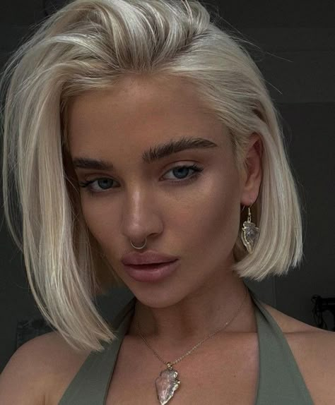 Short Platinum Blonde Hair, Blonde Hair Inspiration, Blonde Hair Looks, Platinum Blonde Hair, Hair Crush, Hair Dye Colors, Bleached Hair, Short Blonde Hair, Hair Inspo Color