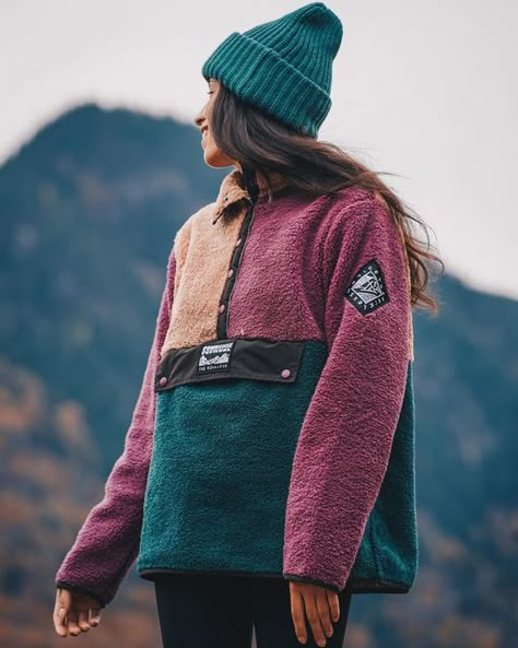 Notice The Reckless on Instagram: "Can’t wait 🙌🏽 #powradisefestival" Cute Hiking Outfit, Look Boho Chic, Camping Outfits, Sweatshirt Fabric, Outdoor Fashion, Hiking Outfit, Outdoor Outfit, Pullover Sweatshirt, Capsule Wardrobe