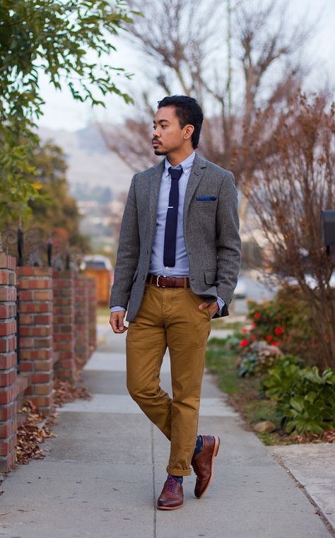 Biz-Caz. Gray J. Crew herringbone sport coat, J. Crew oxford button down, J. Crew pocket square, J. Crew navy knit tie, The Tie Bar short tie bar, Orion brown leather belt, GAP Lived-In tan chinos, J. Crew socks, Ted Baker Delsin wingtips. Brown Chinos Men Outfits, Brogues Outfit, Chinos Men Outfit, Tan Brogues, Brown Chinos, Tan Chinos, Brogues Men, Fall Wear, Knit Tie